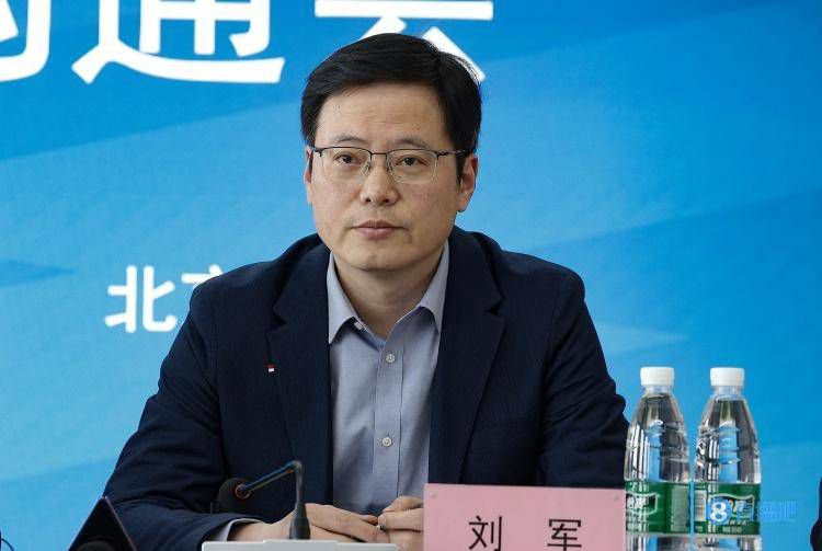 她的腰身戏弄